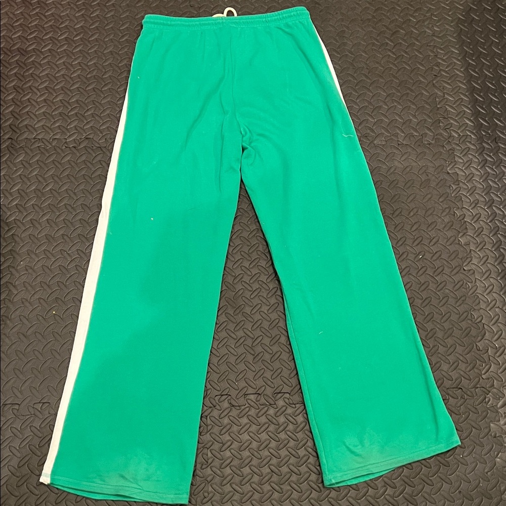 Universal Thread Sweatshirt, Tee, and Sweatpants - Picture 9 of 15